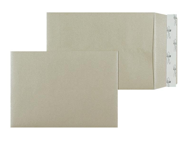 pochettes colorées gris (gris taupe) 133 x 184 mm | 100 g/m² métallique | sans fenêtre | fermeture adhésive | rabat droit | 100 pièces
