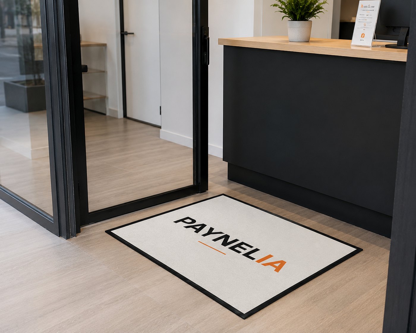 Tapis d’accueil personnalisé au logo Paynelia devant l’entrée d’un commerce